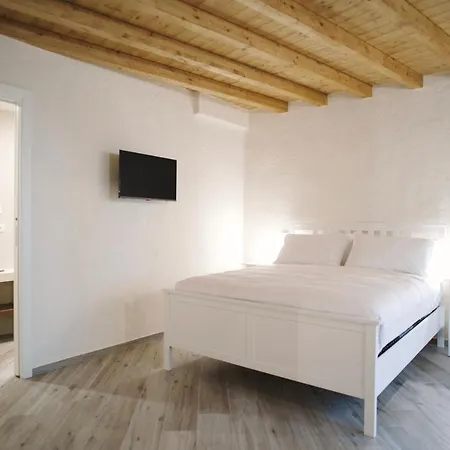 לינה וארוחת בוקר Casa Marinari 4*